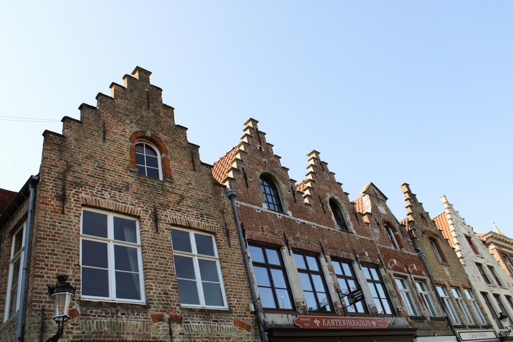 a brick building with windows