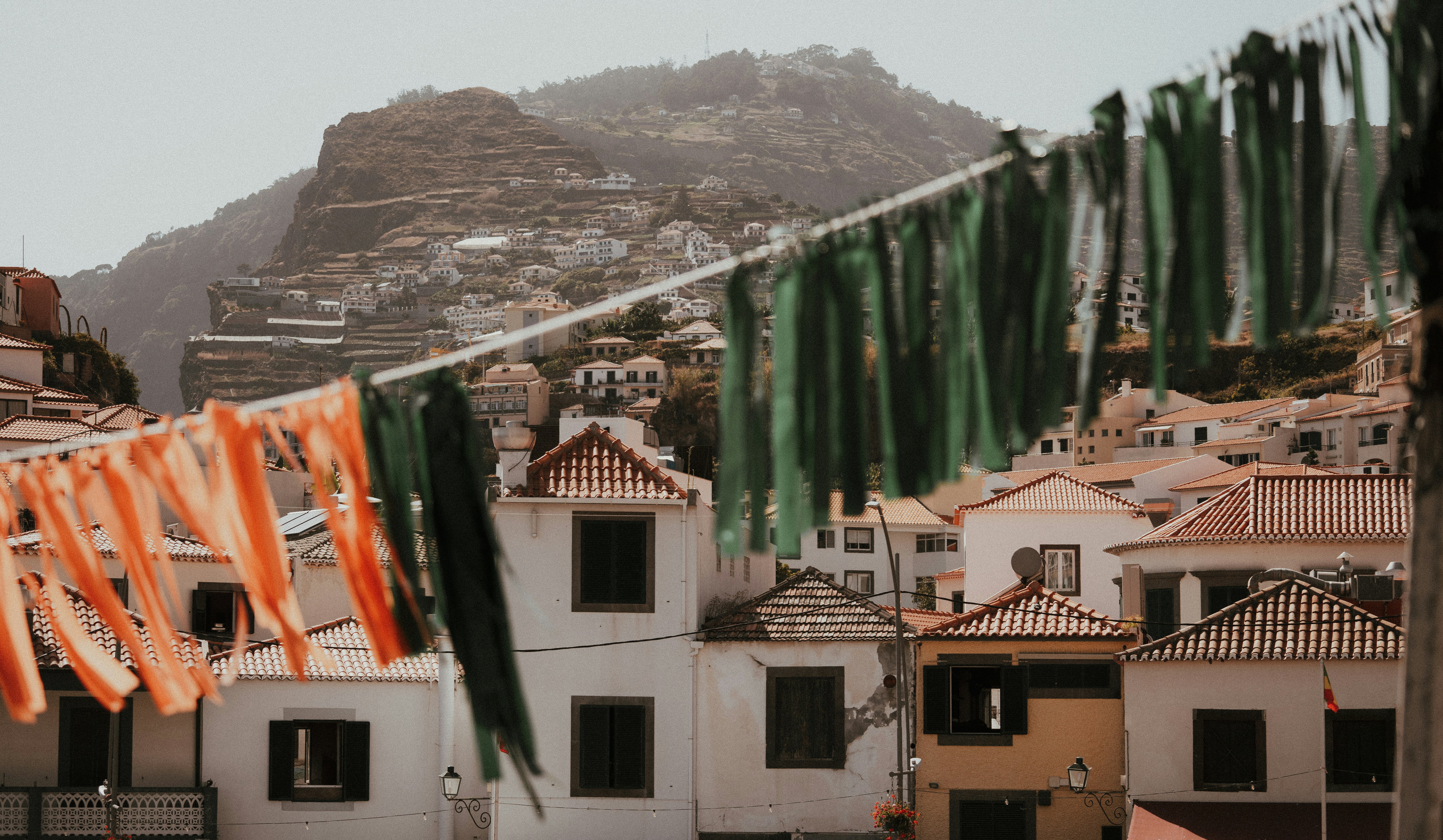 Un grupo de edificios con una colina al fondo