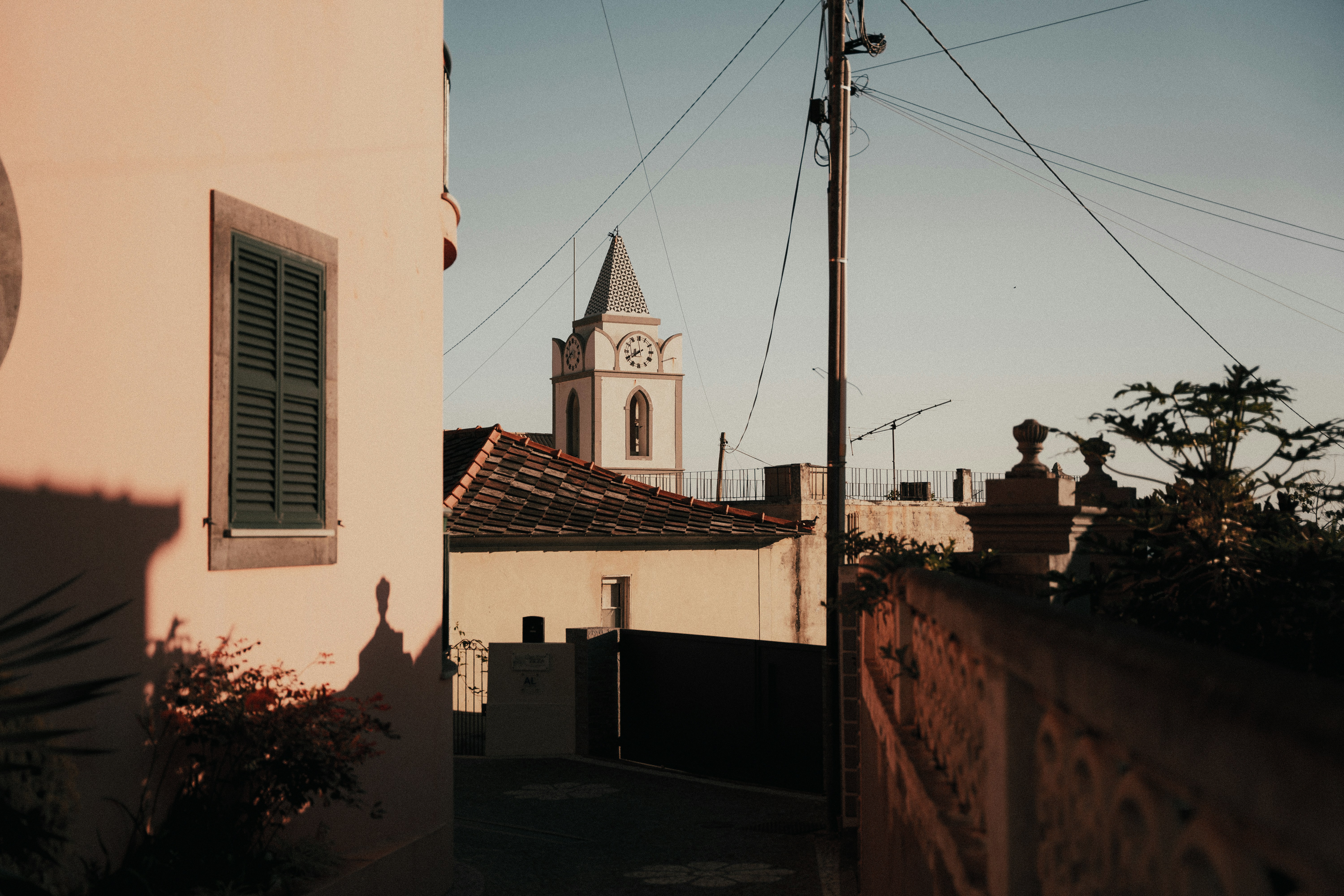 Un edificio blanco con una torre del reloj