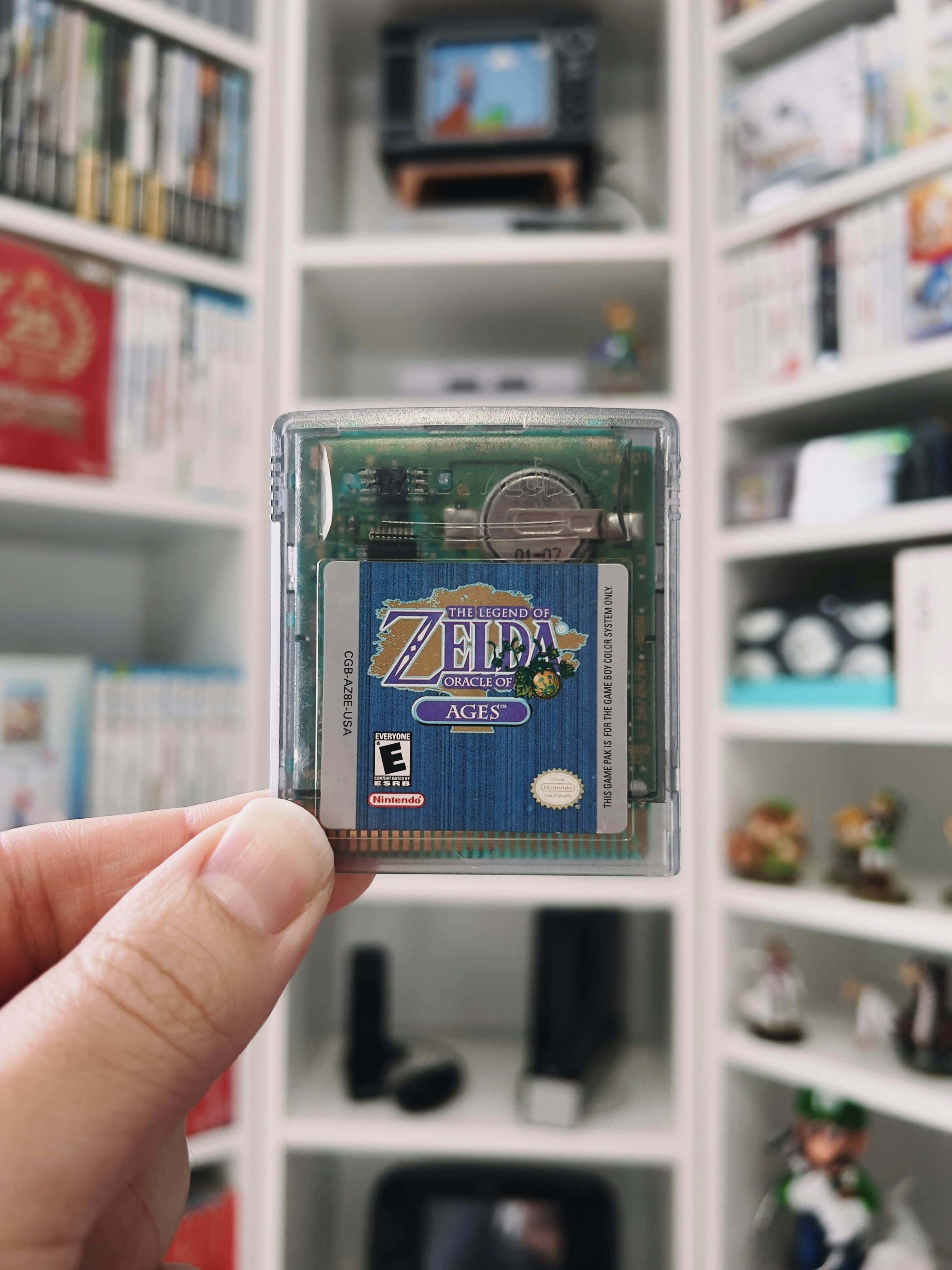 uma mão segurando um pequeno recipiente de plástico com uma etiqueta azul