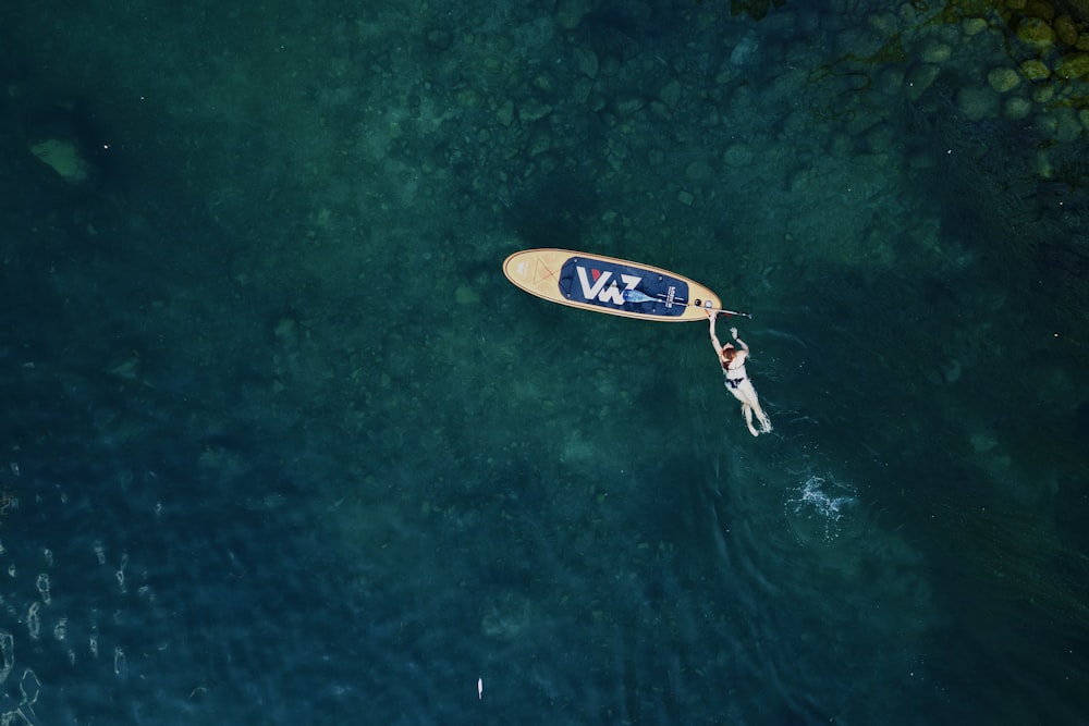 una persona en el agua