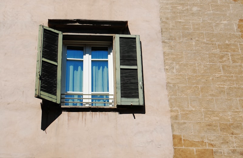 Fenster mit Fensterladen in einer Altstadtfassade