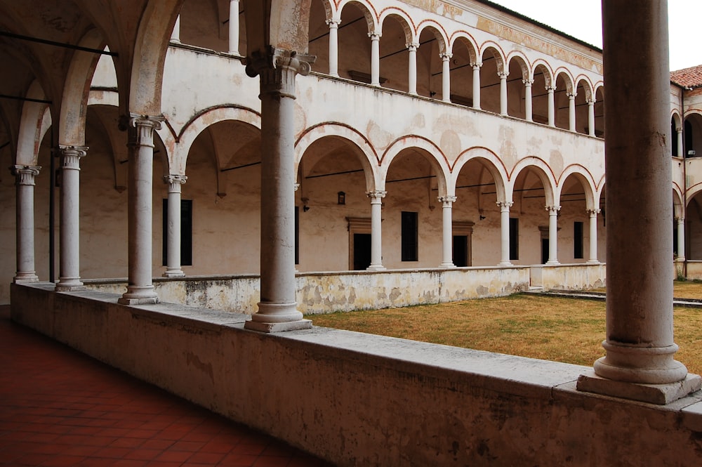 Un edificio con pilares