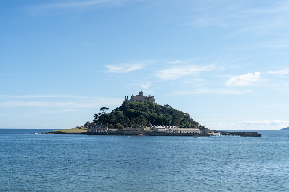 Eine Insel mit einem Gebäude darauf