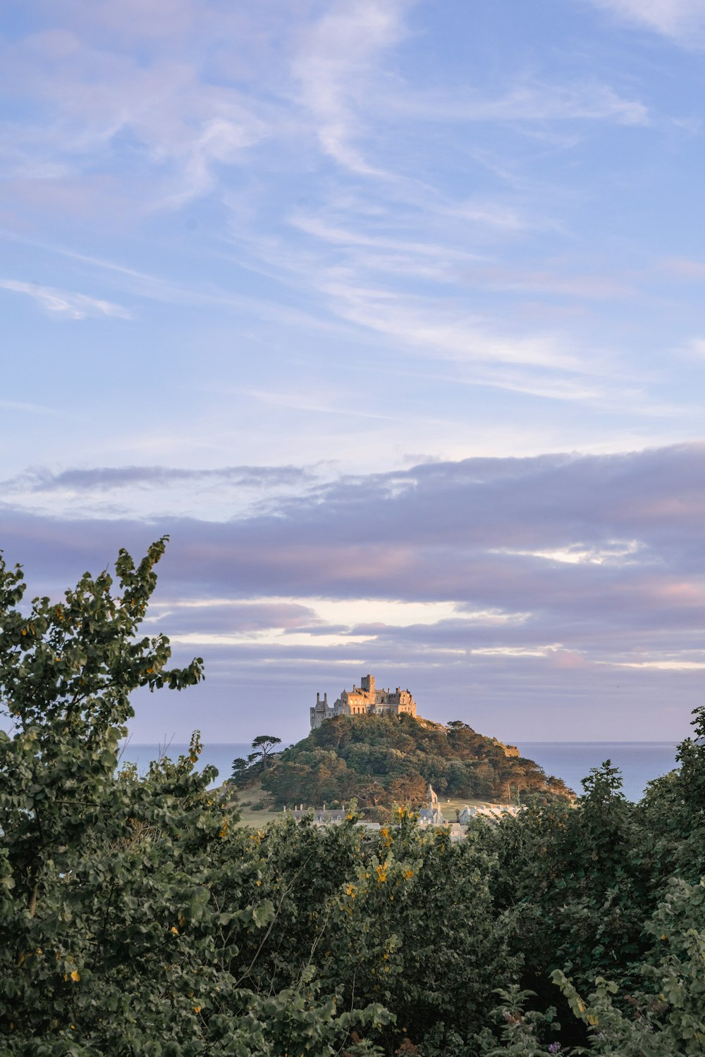 um castelo em uma colina