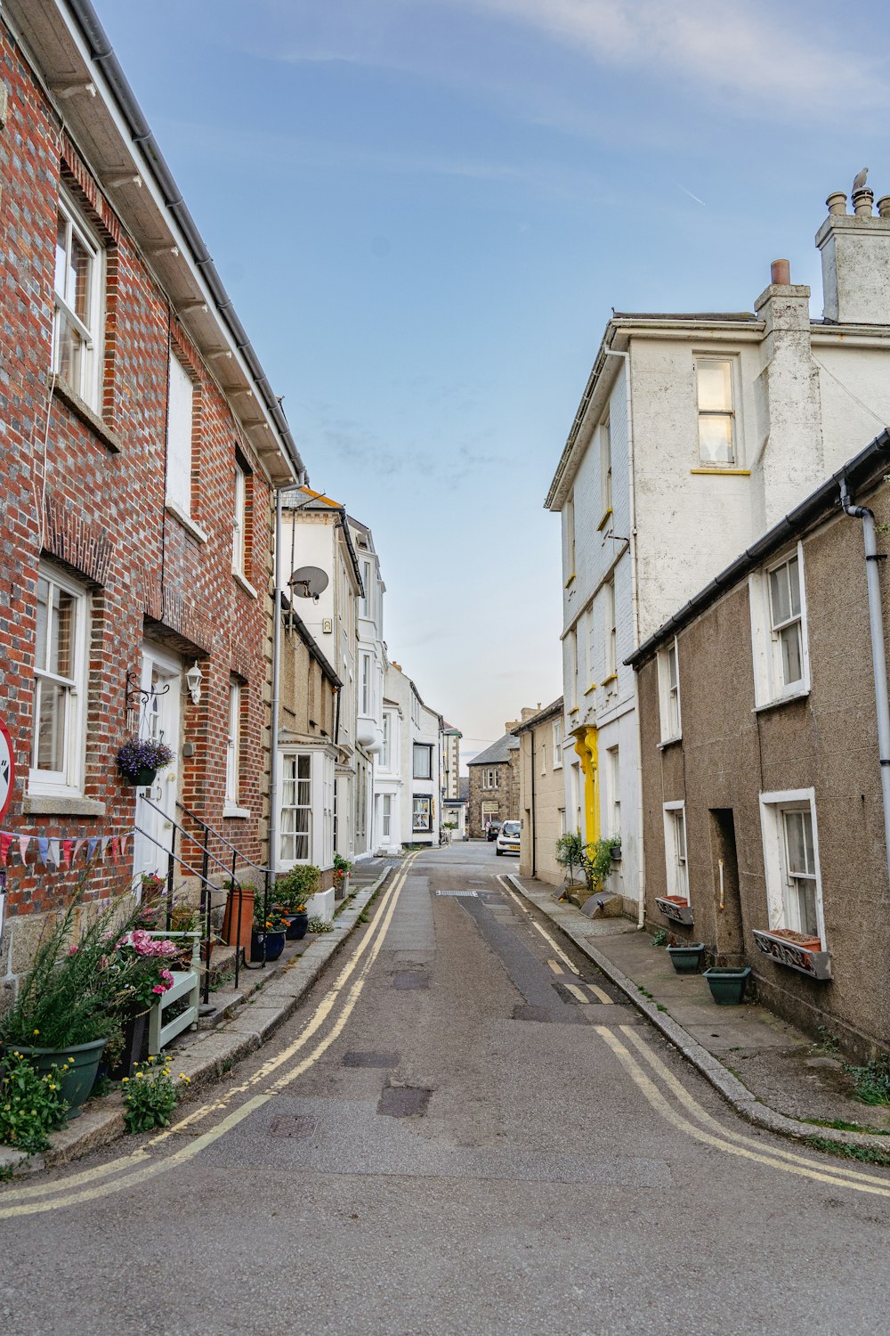 Una calle con edificios a ambos lados