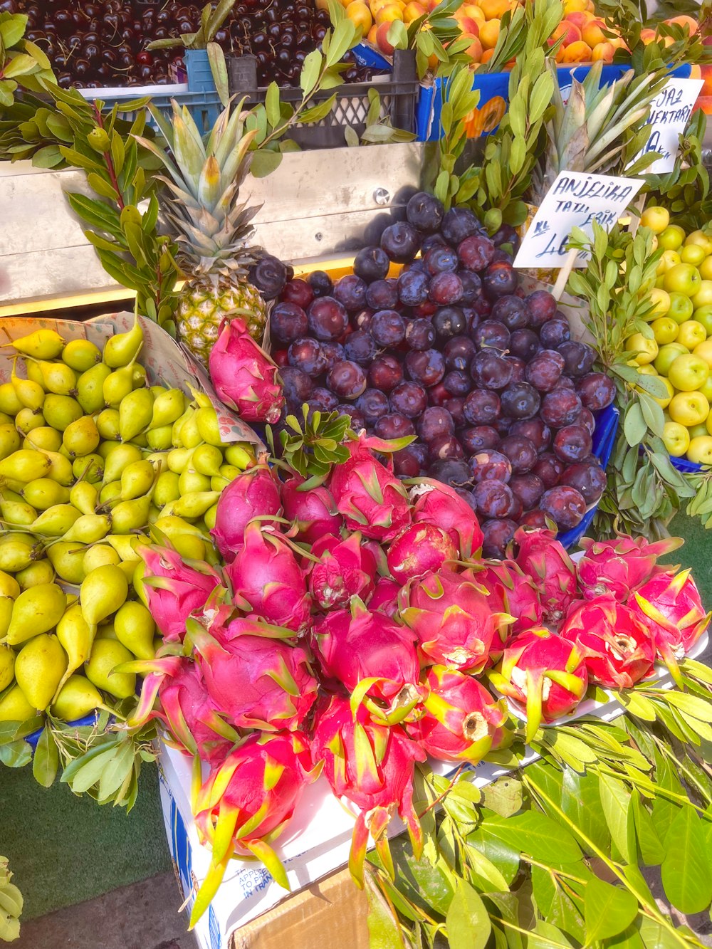 um monte de frutas em um mercado
