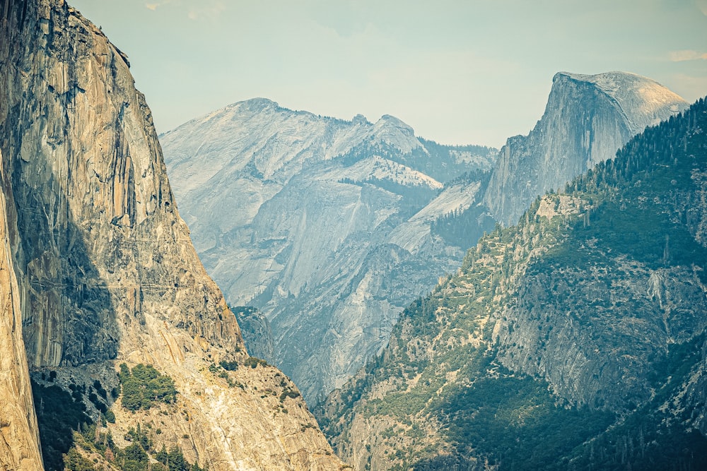 Une chaîne de montagnes enneigée