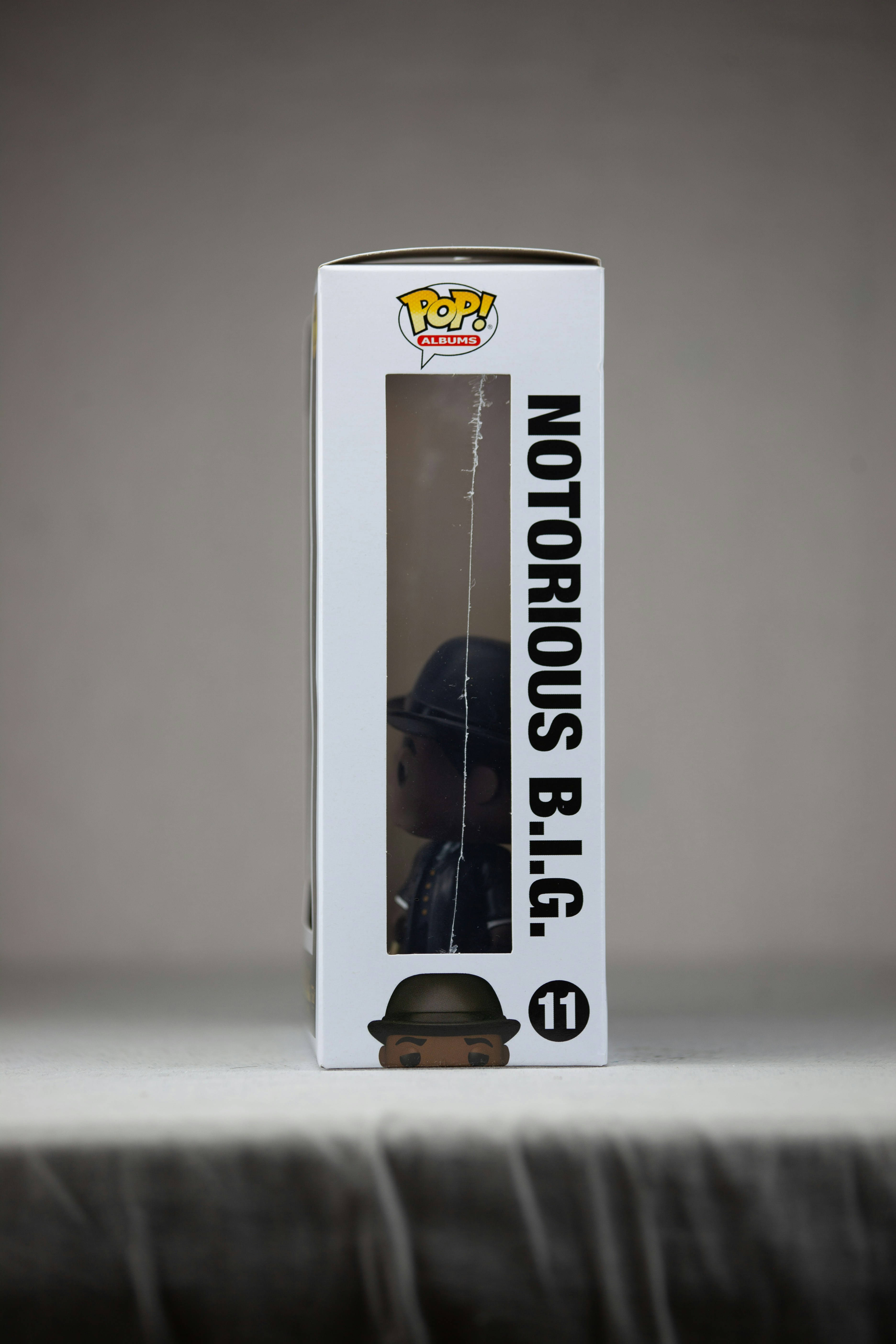 uma caixa branca com um logotipo preto e amarelo sobre ela