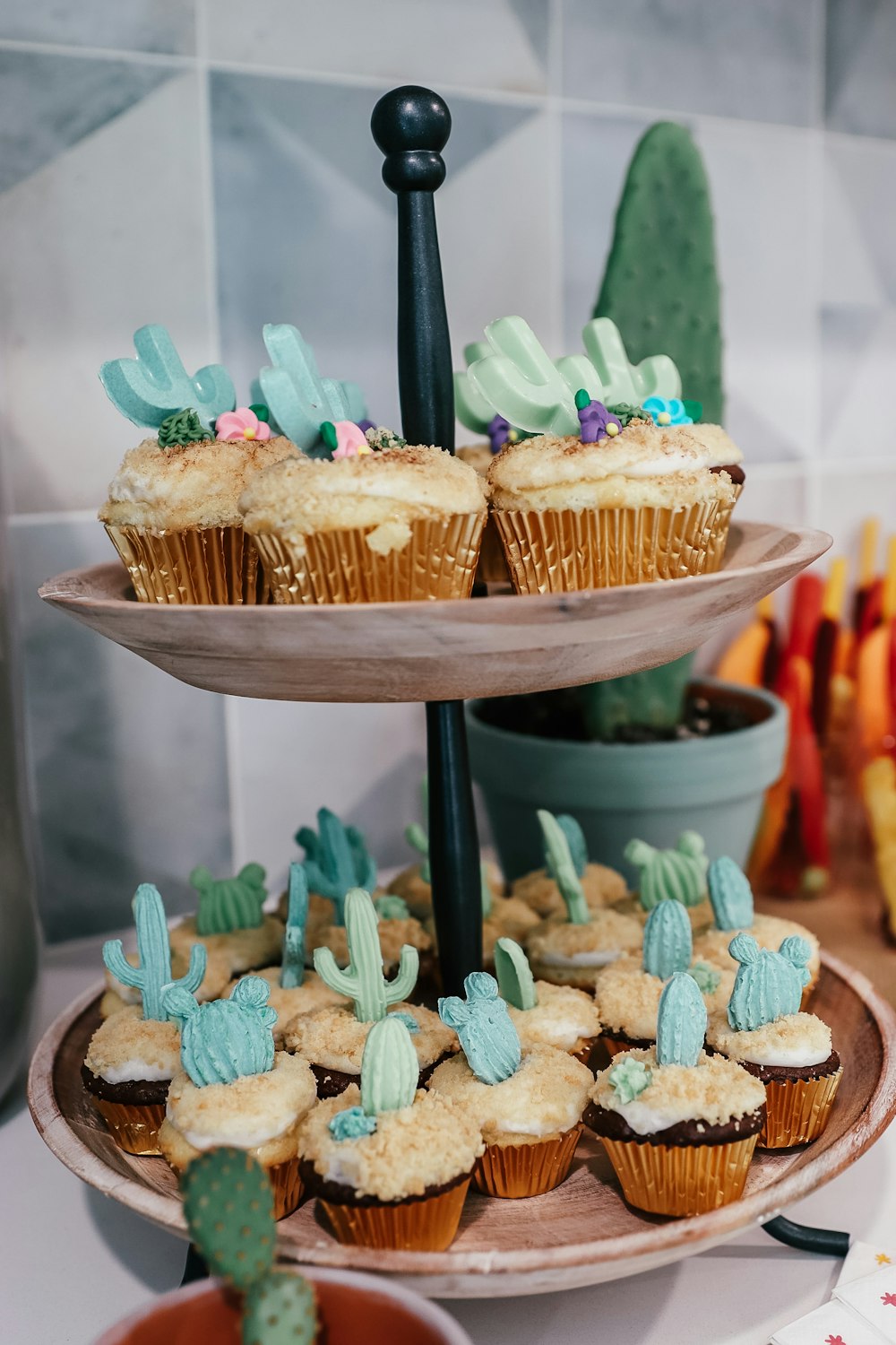 eine Gruppe Cupcakes mit grünem Zuckerguss und Streuseln oben drauf