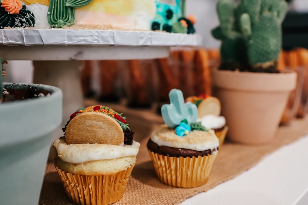 cupcakes com glacê e decorações