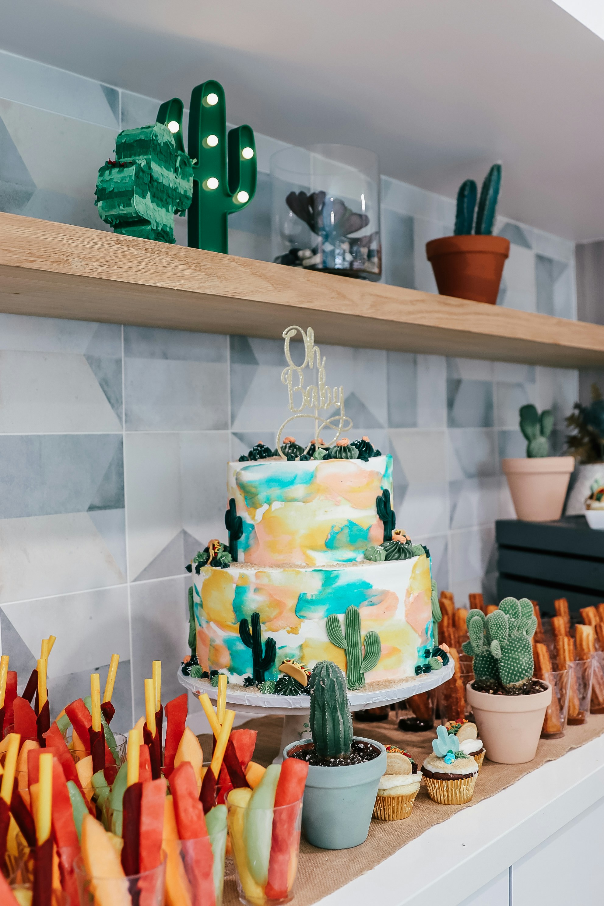 um bolo com decorações