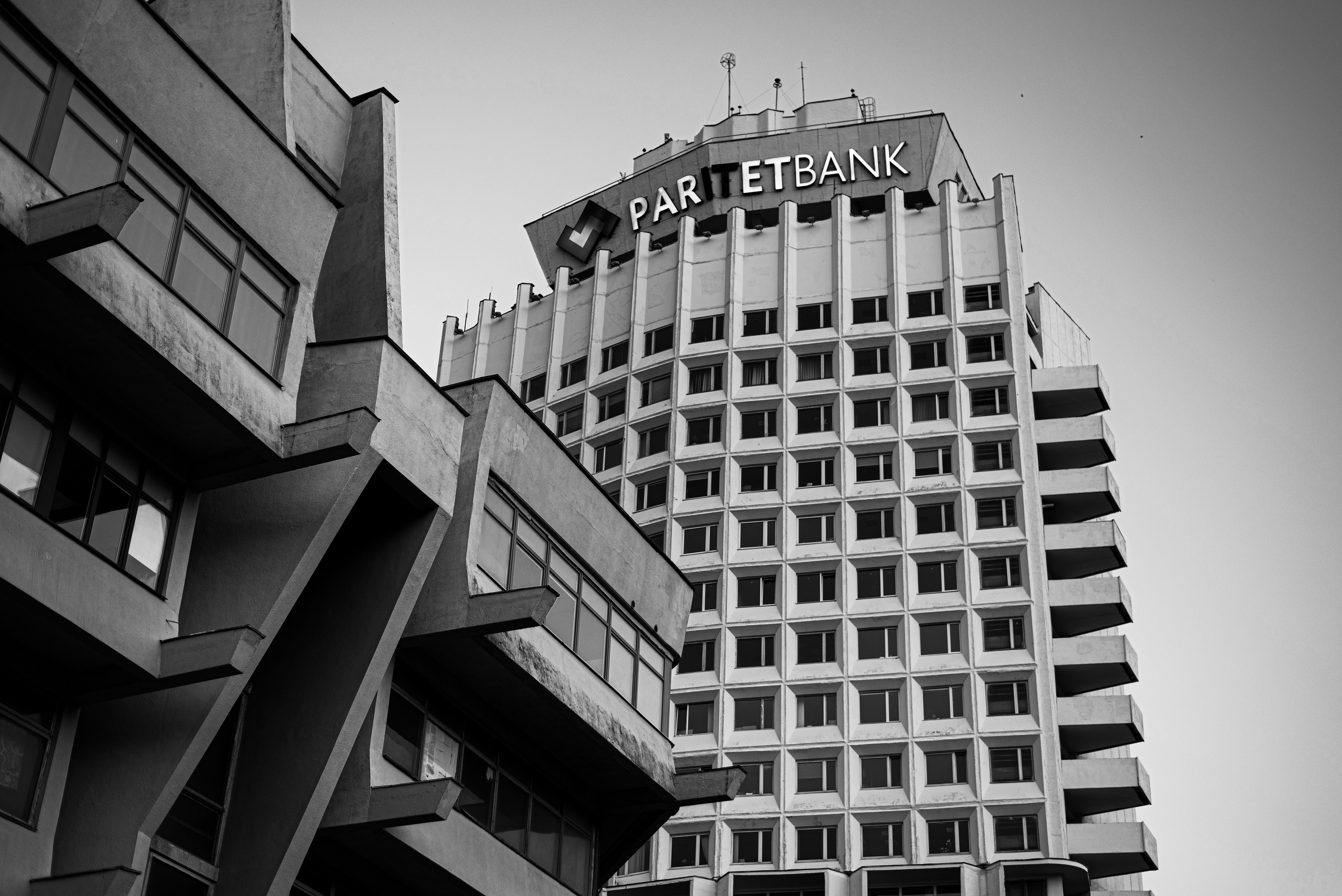 sebuah gedung tinggi dengan tanda di atasnya
