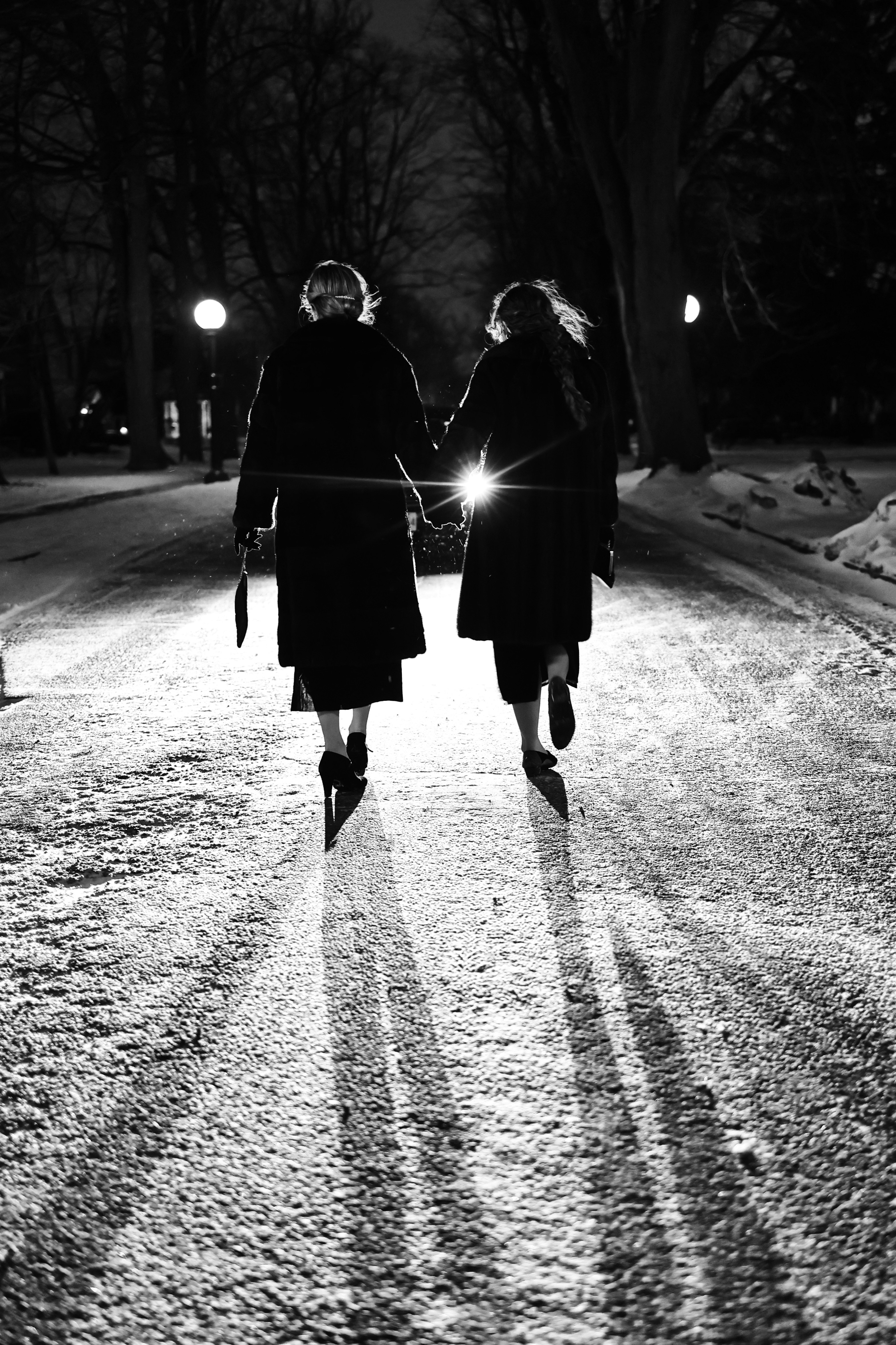 Dos personas caminando en la nieve