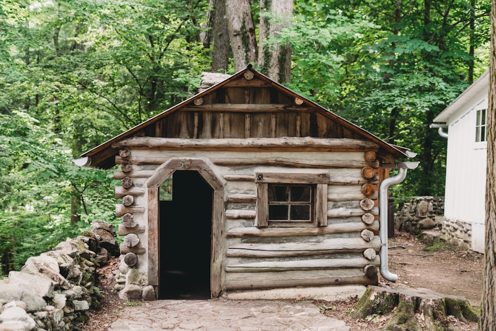 a small wooden building