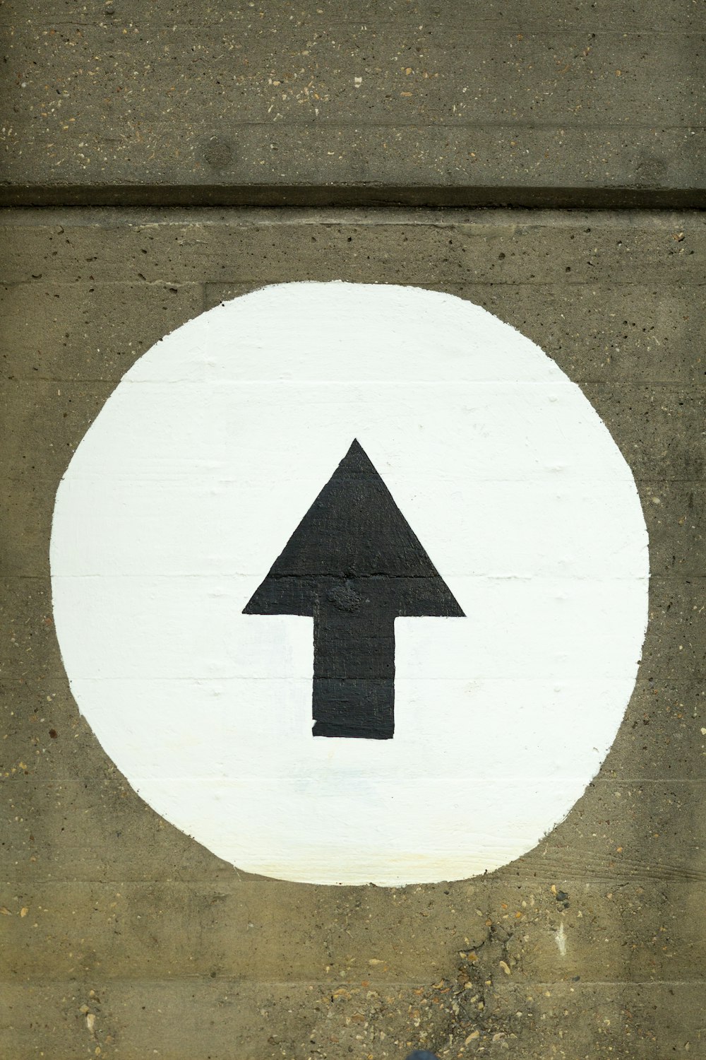 a white circle with a black arrow