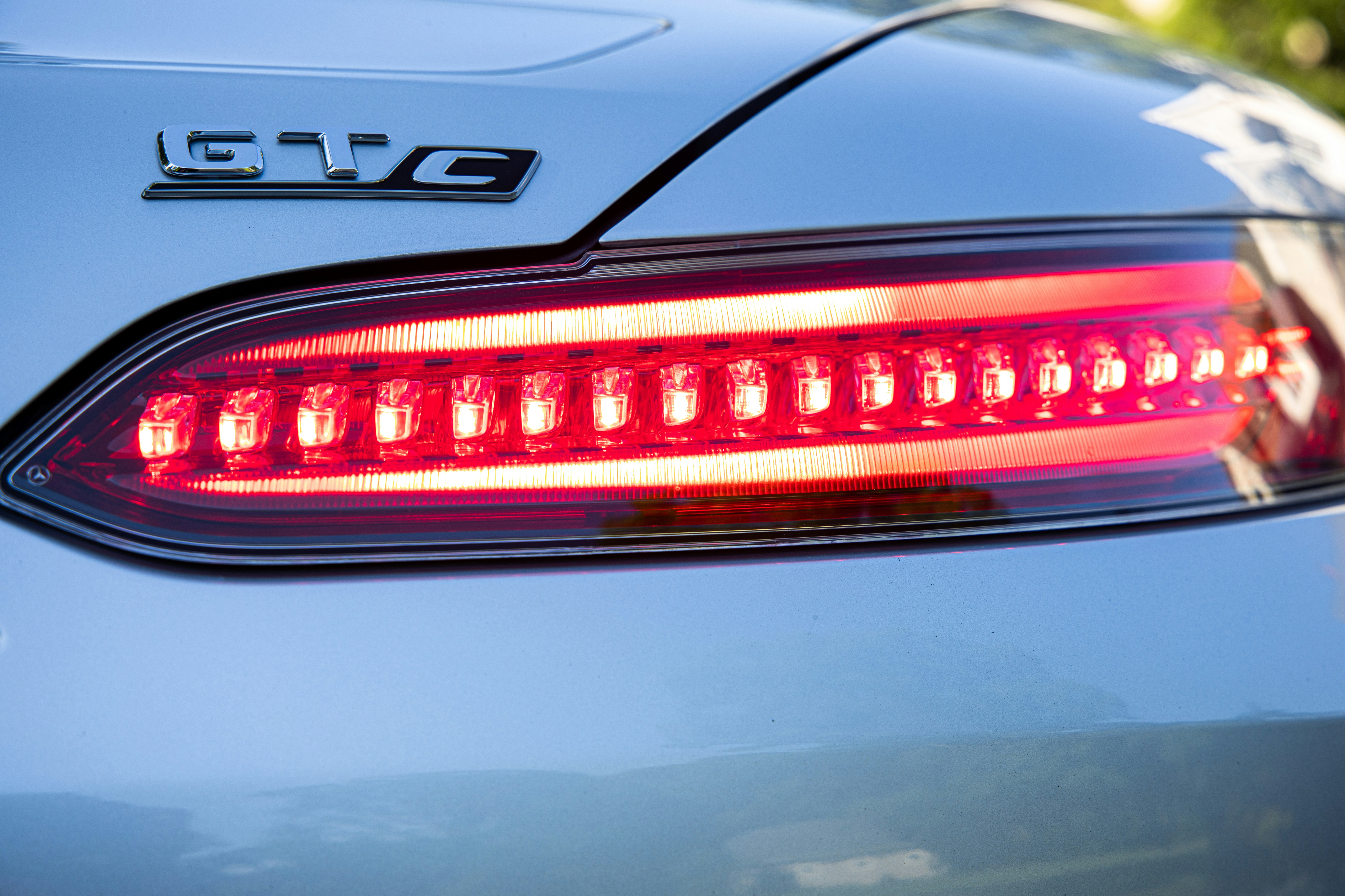 die Rückseite eines Autos mit roten Lichtern