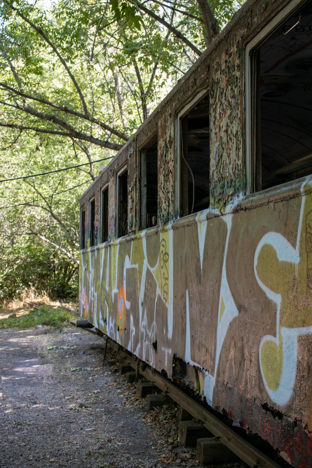 Un train avec des graffitis dessus