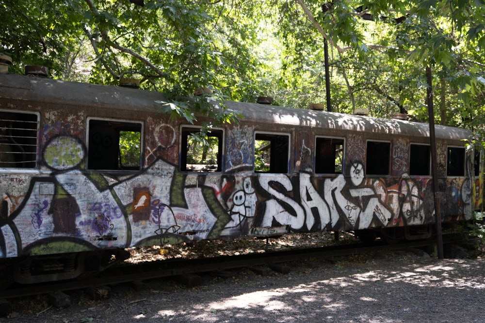 Un wagon de train avec des graffitis