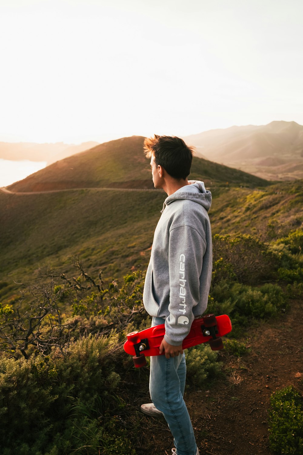 eine Person, die ein Skateboard hält