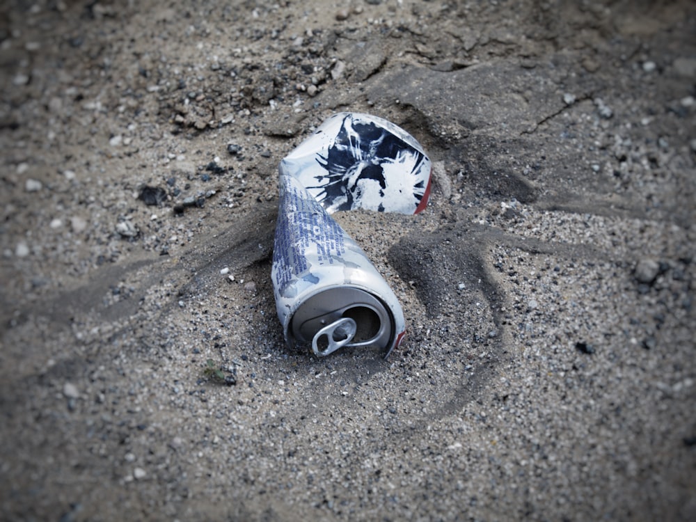 Una lata de refresco en el suelo