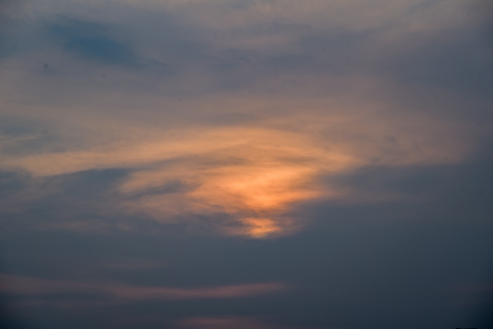 Un cielo nublado con una puesta de sol