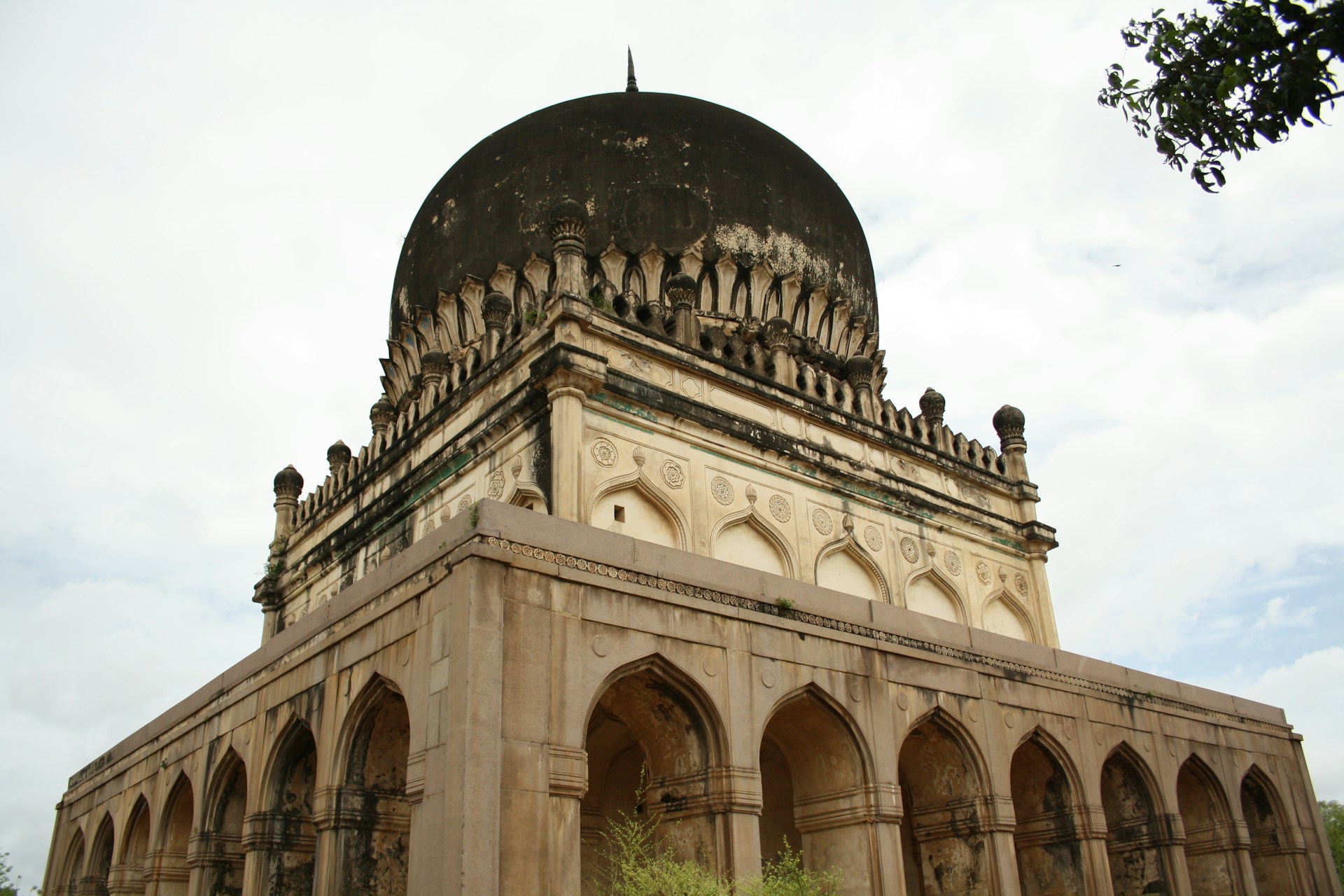 black and white bed linen