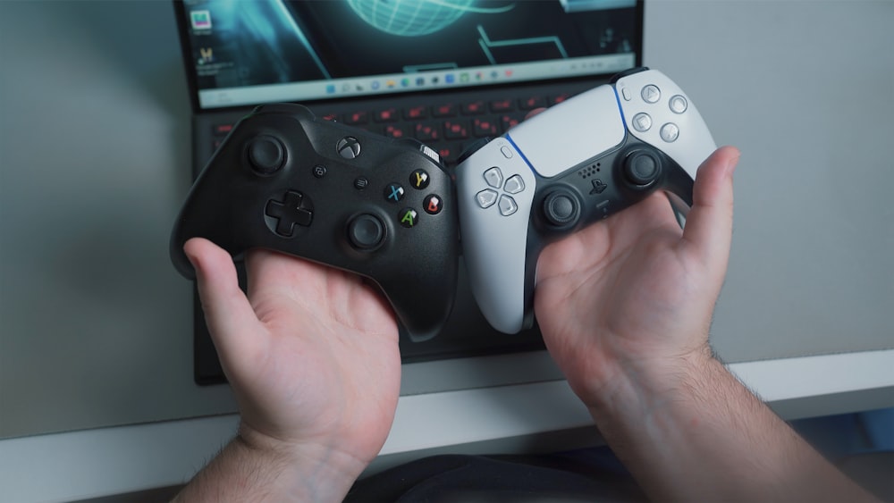 une personne tenant une manette de jeu