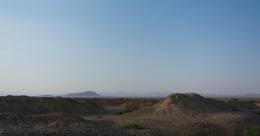 Eine Landschaft mit Hügeln und blauem Himmel