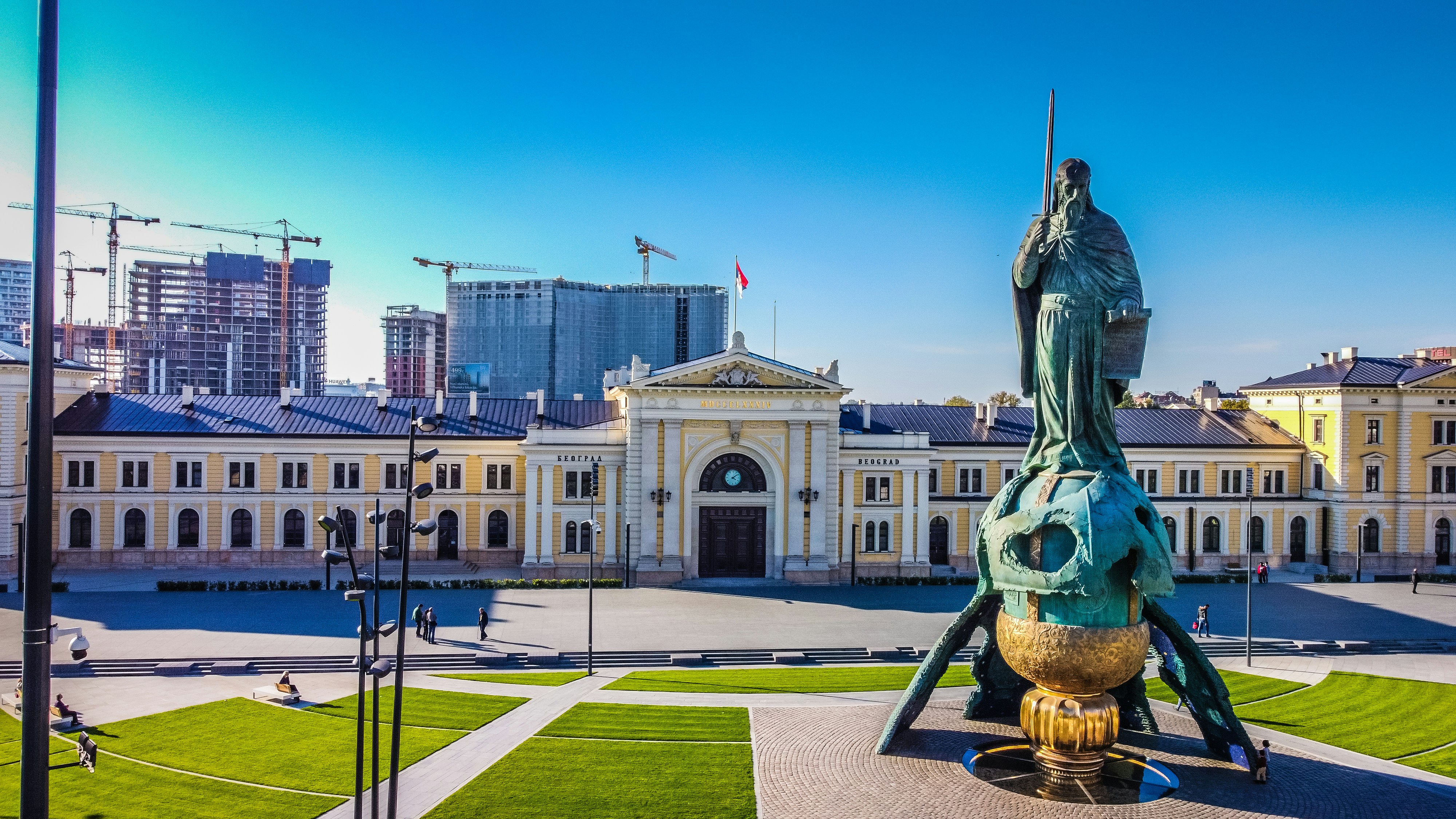 uma estátua em frente a um edifício