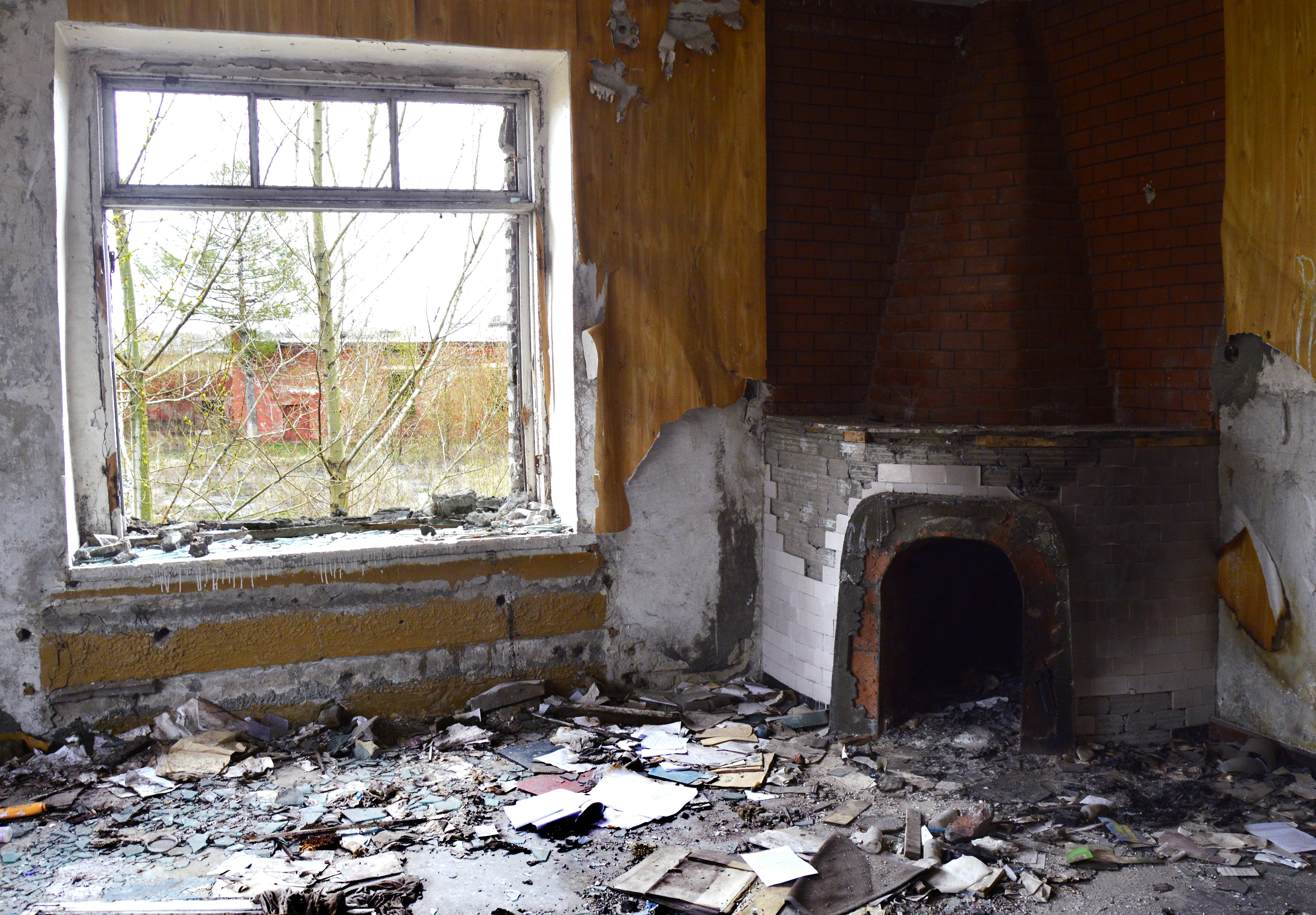 una habitación con chimenea y basura