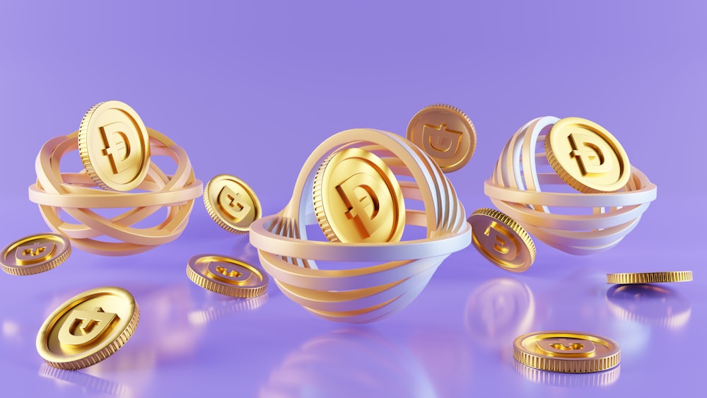 Un grupo de monedas de oro