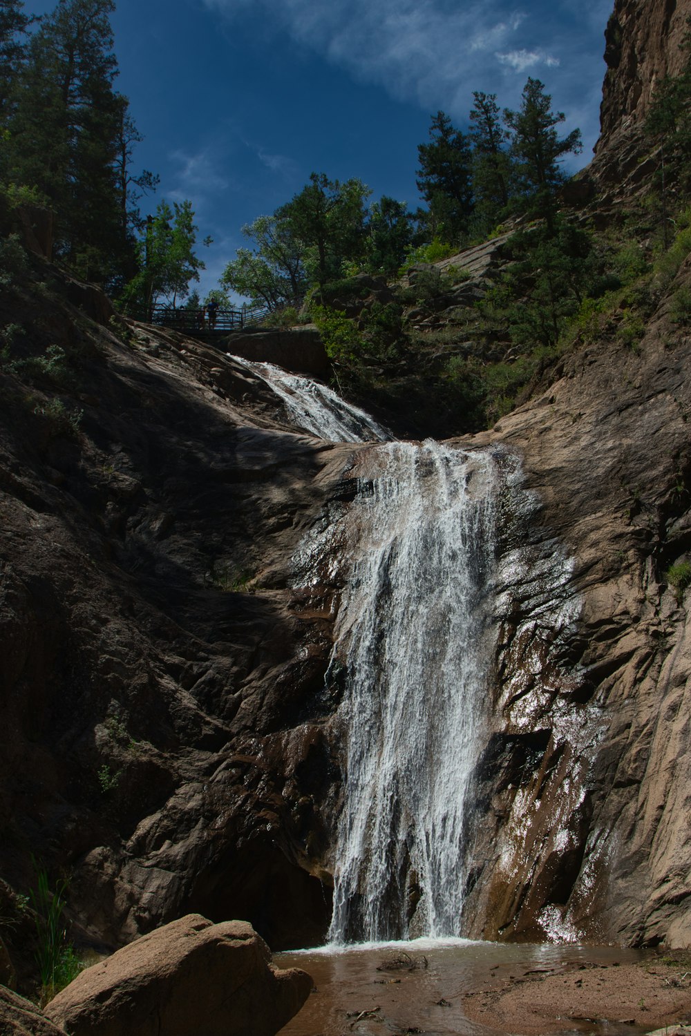 Ein Wasserfall in einer felsigen Gegend