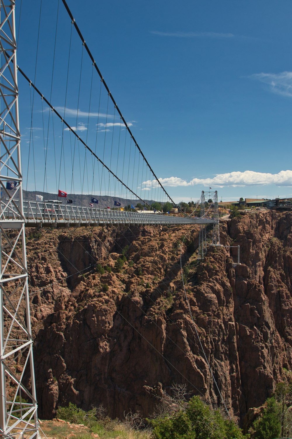 Un puente sobre un acantilado