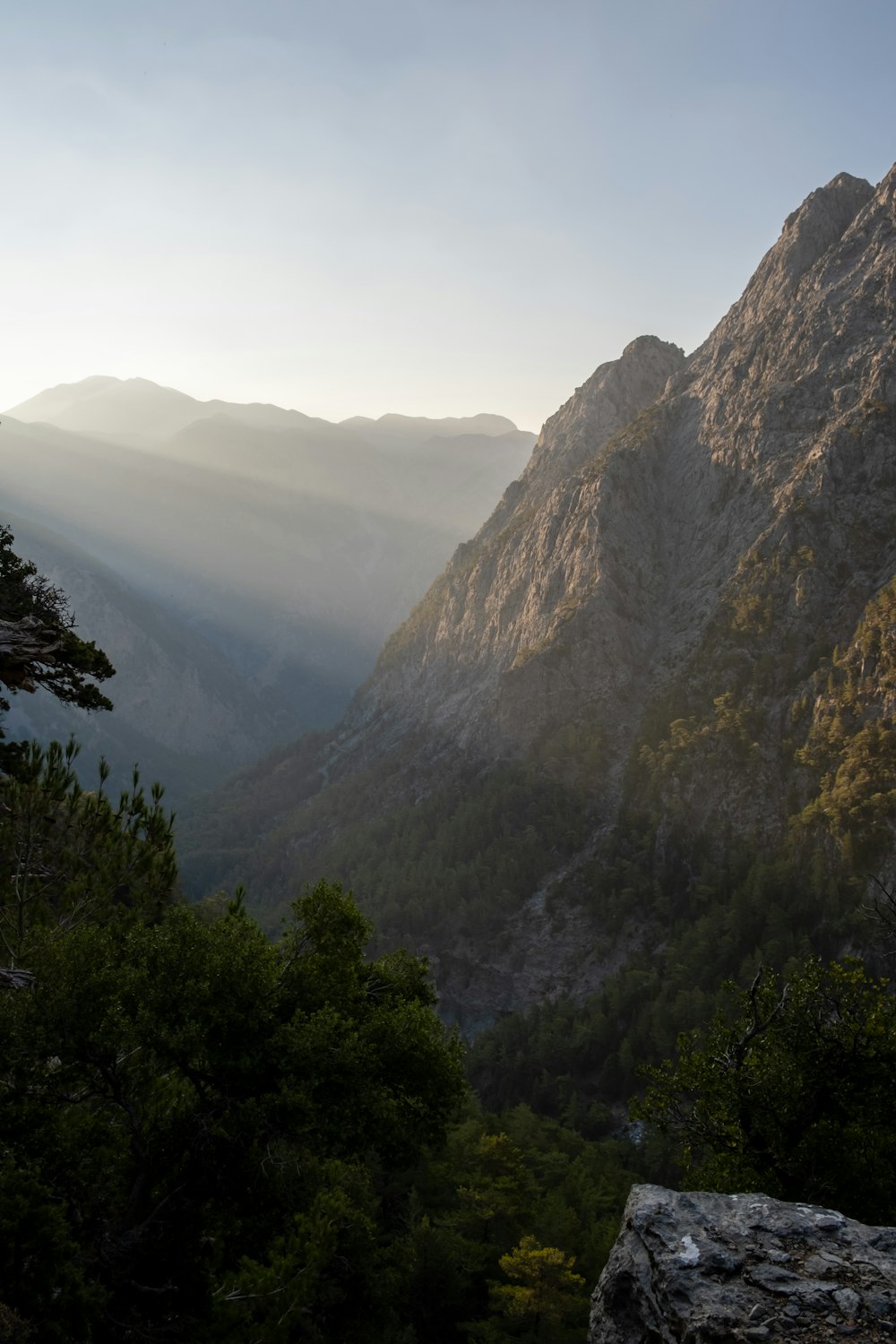 Una vista de una cadena montañosa