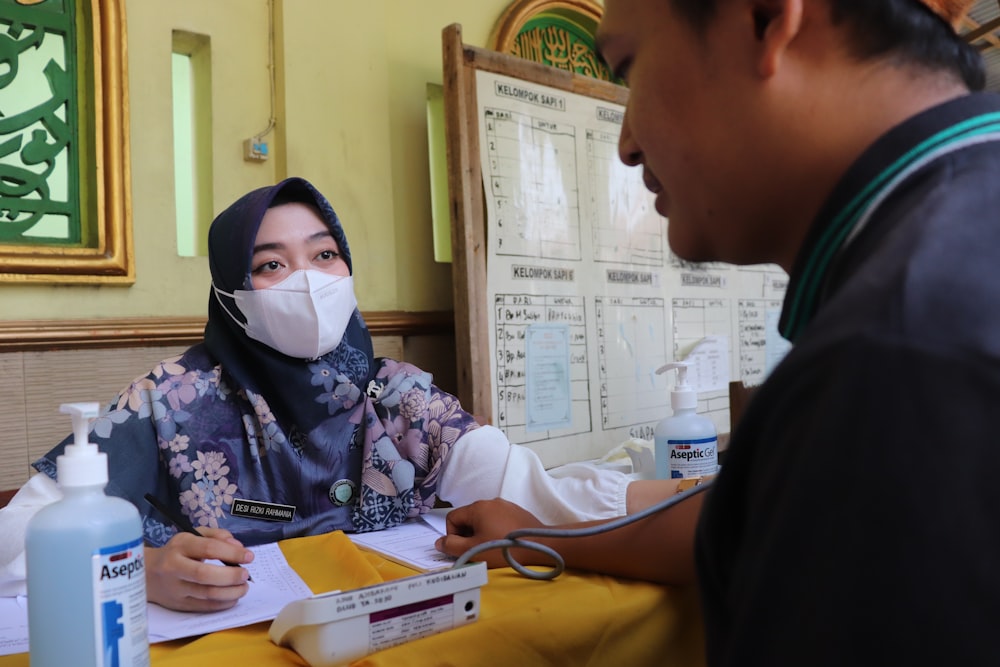 un médico que examina a un paciente