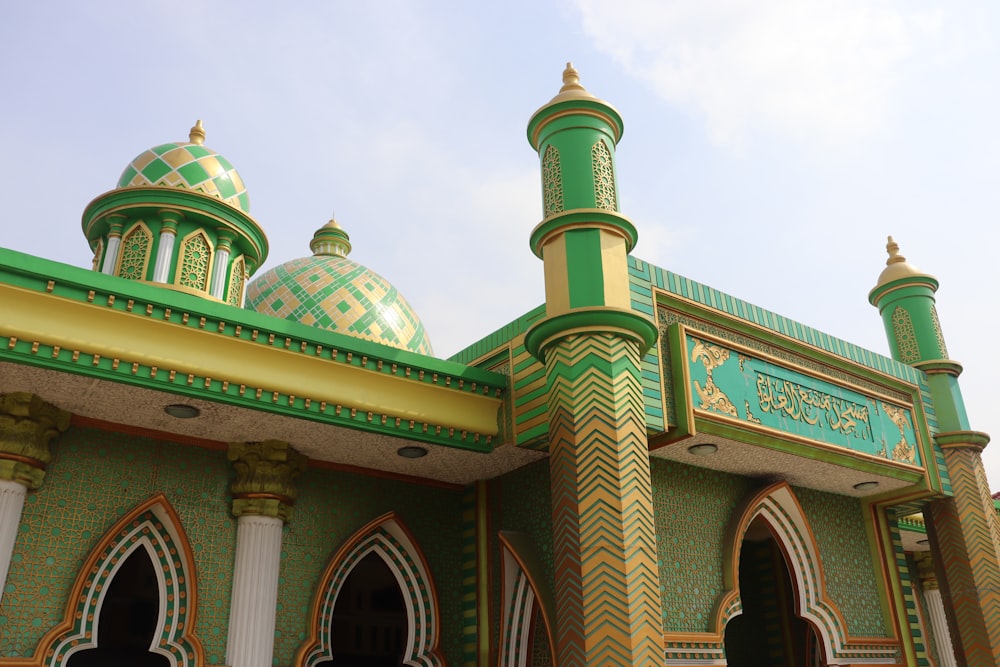 Un edificio con cúpulas verdes y doradas