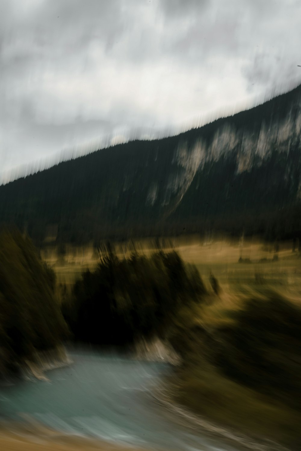 uma estrada com árvores e montanhas