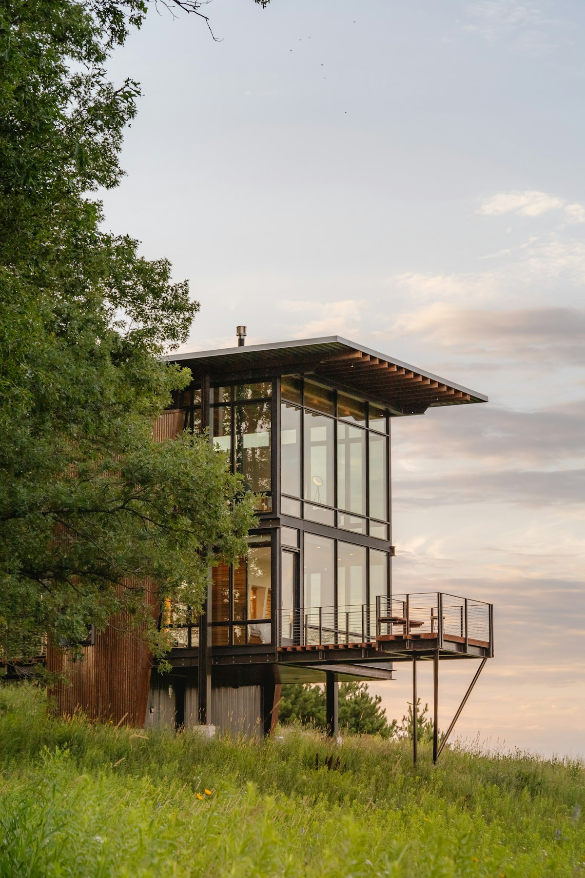 Casa de Vidro: O Que Considerar ao Projetar Fachadas Envidraçadas Integradas à Natureza