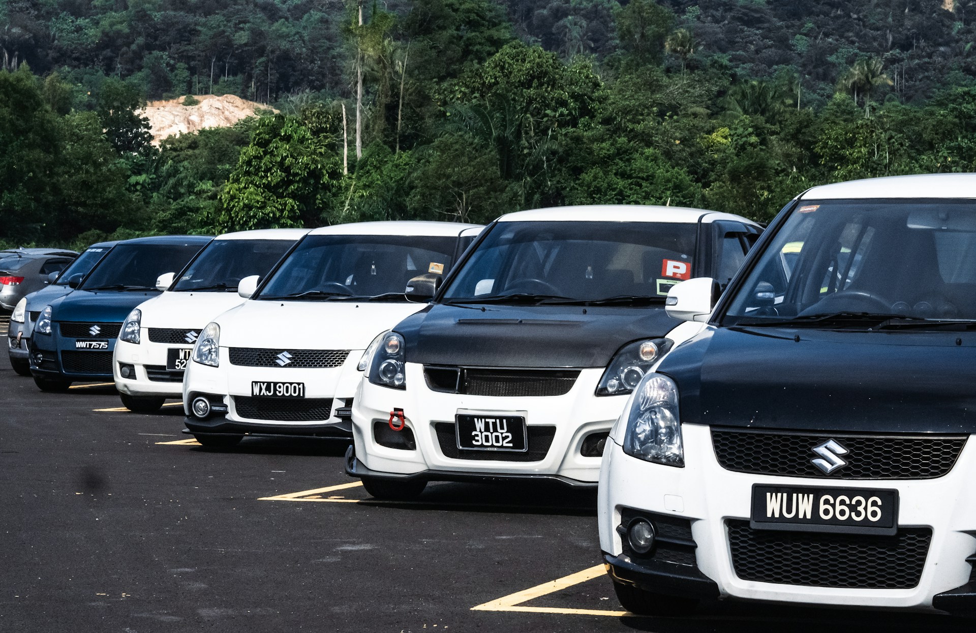 gray computer monitor