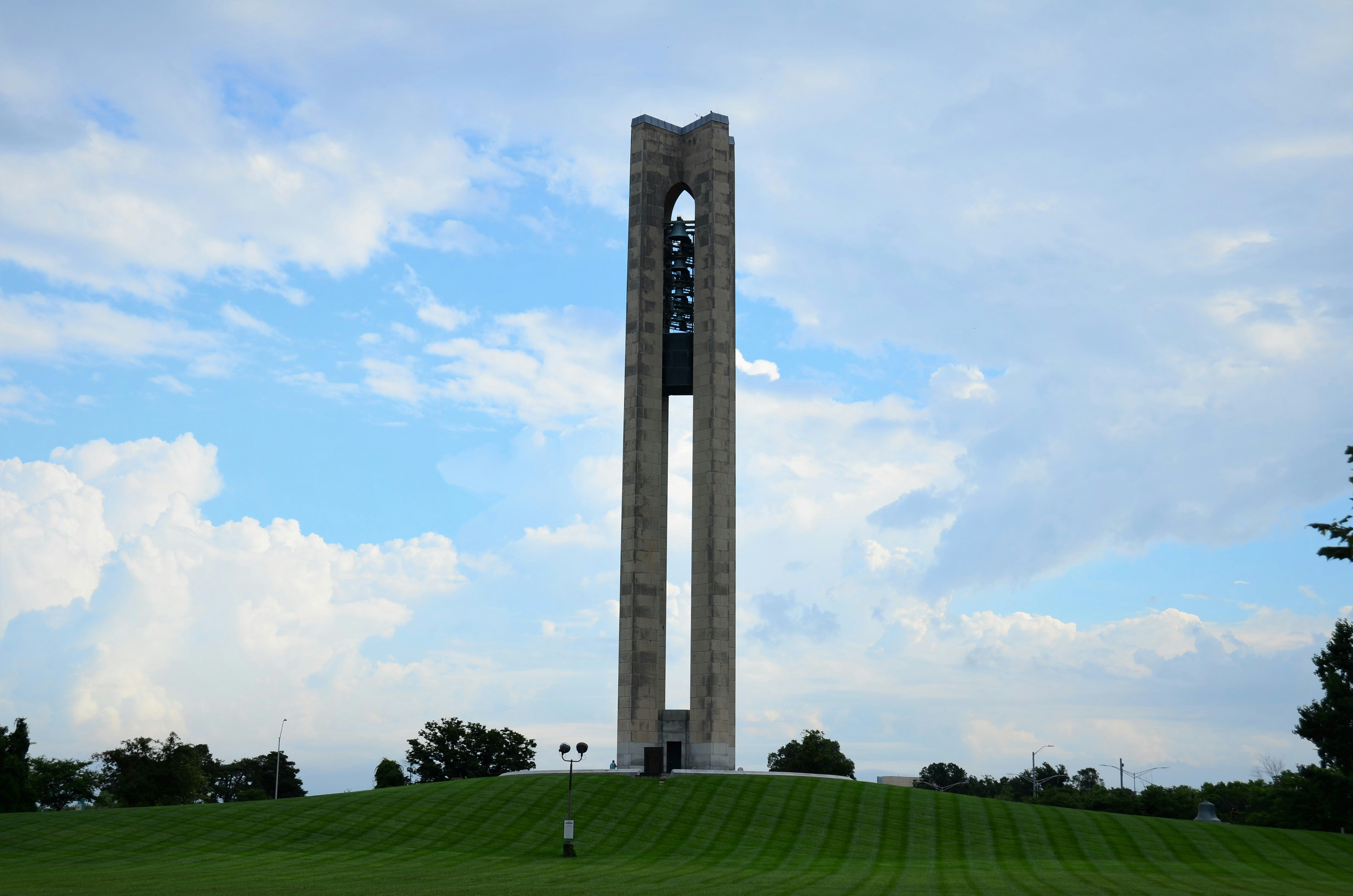 um monumento alto em uma colina gramada