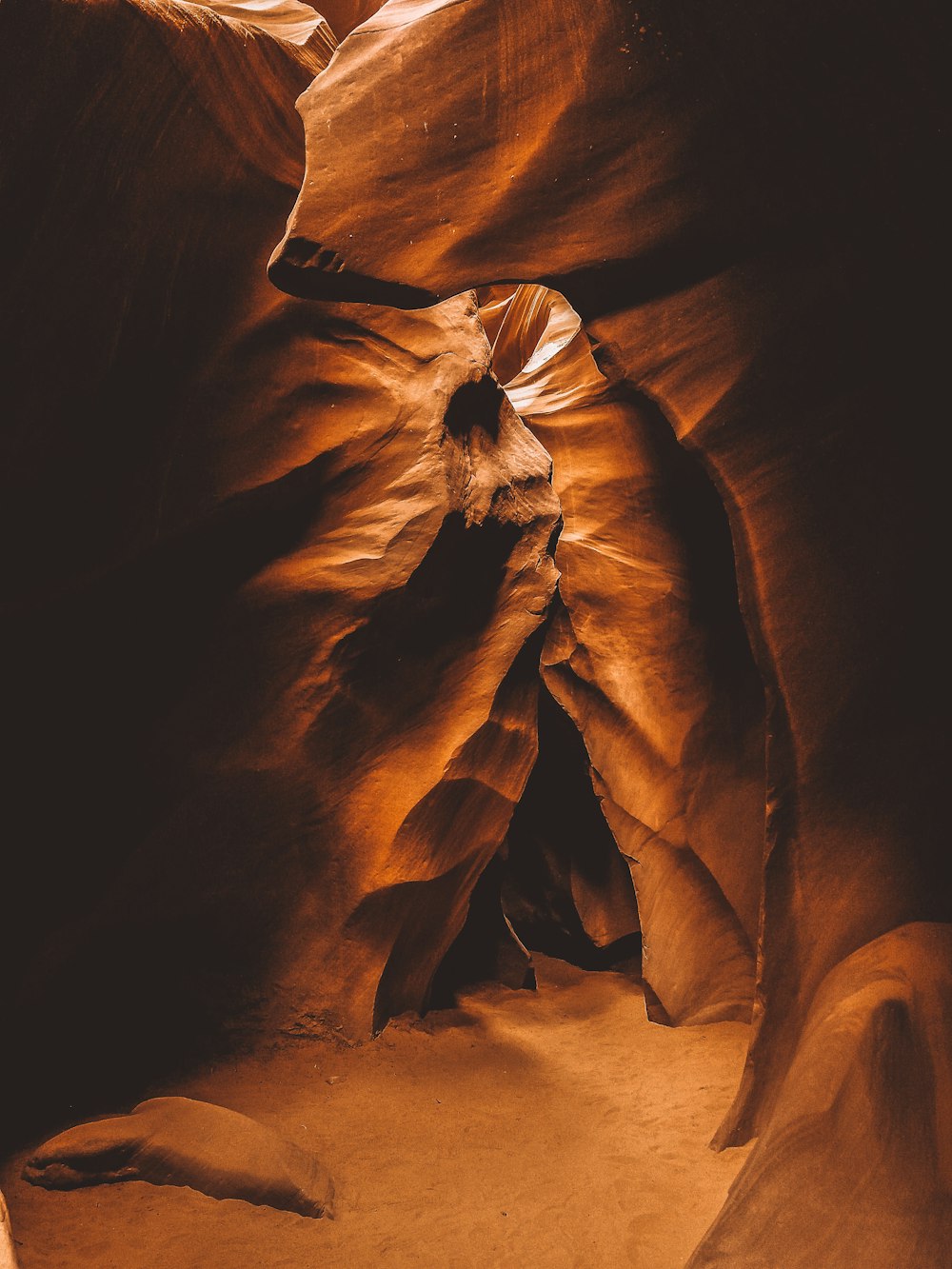 uma caverna com uma grande abertura