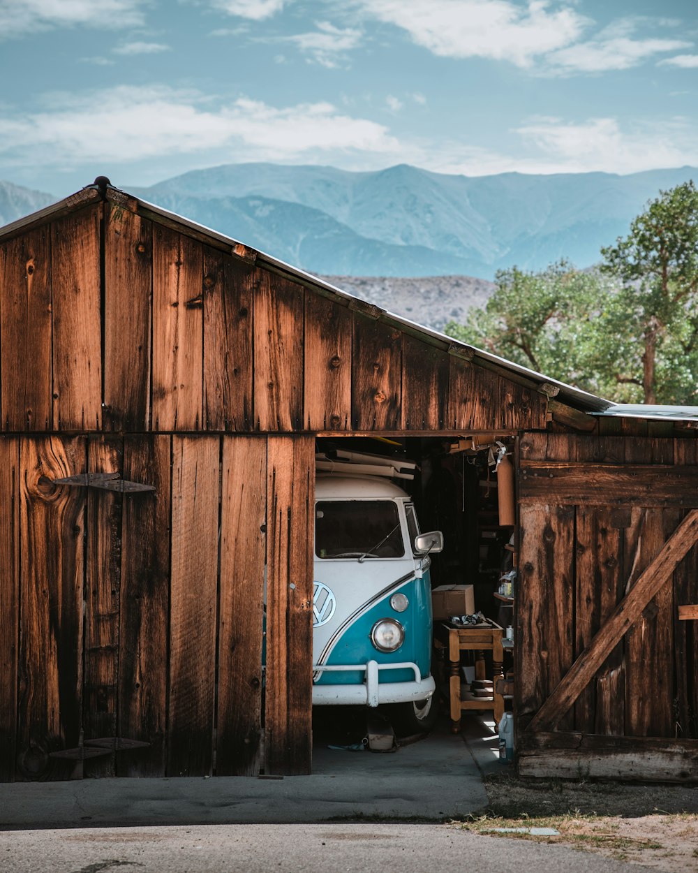 un camion garé dans un hangar en bois