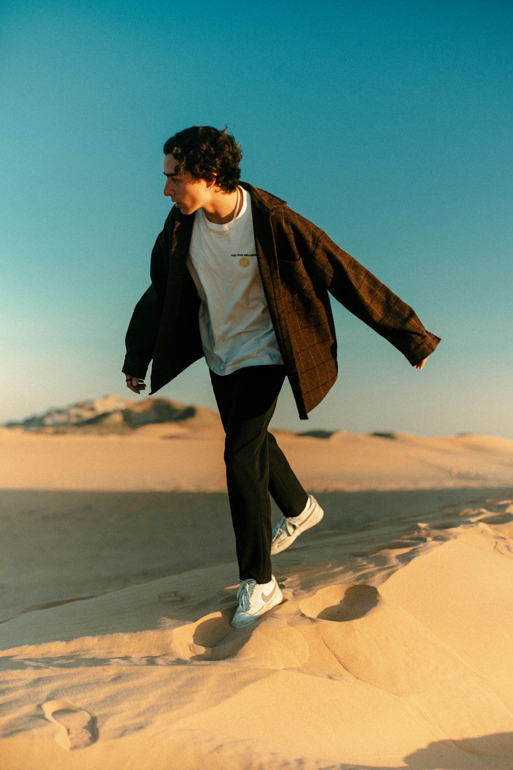 Ein Mann rennt in der Wüste