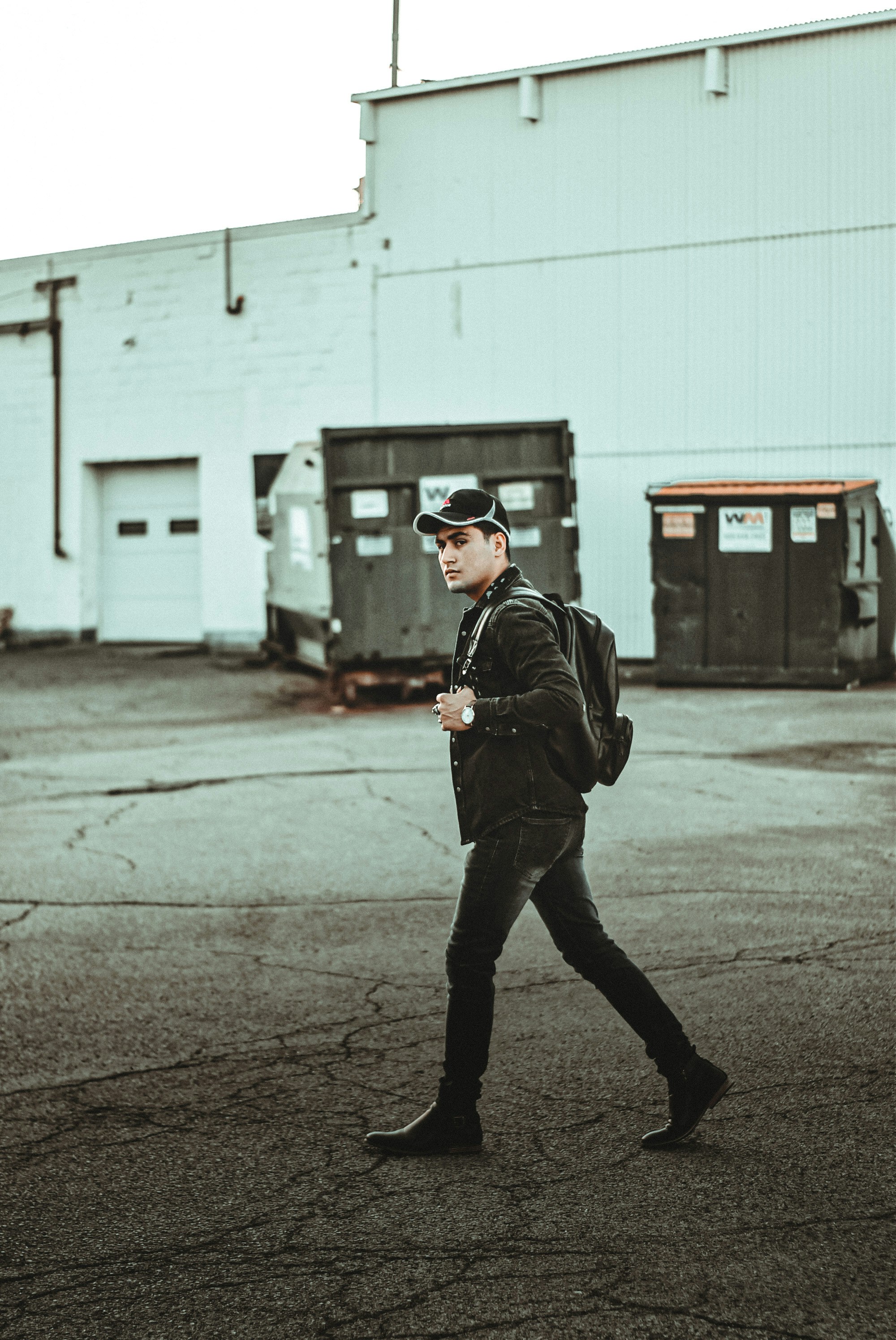 帽子とサングラスをかけた男