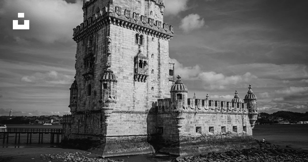 Foto Un Castillo En Una Orilla Rocosa Con La Torre De Bel m Al Fondo foto-un-castillo-en-una-orilla-rocosa-con-la-torre-de-bel-m-al-fondo