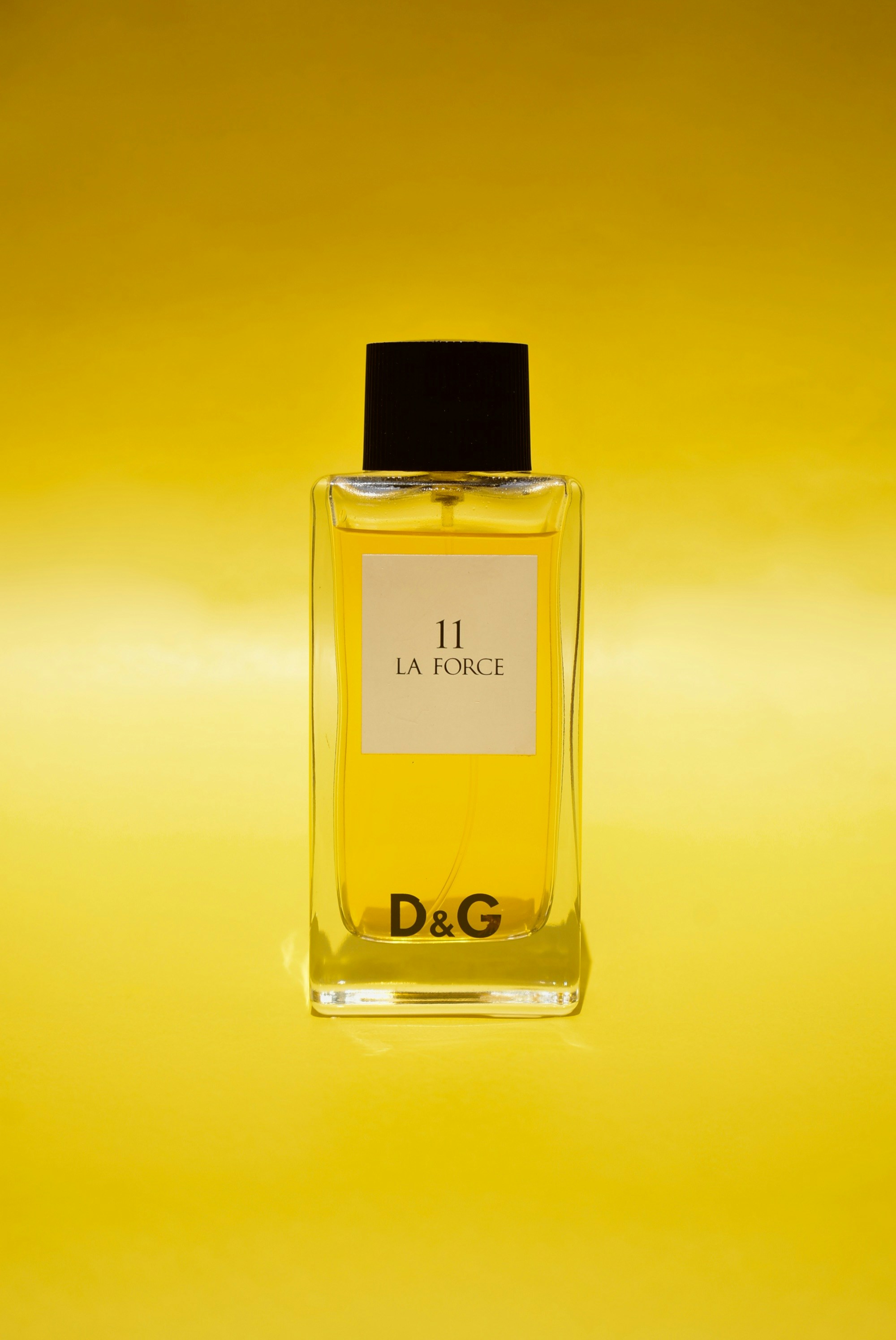 um frasco de perfume