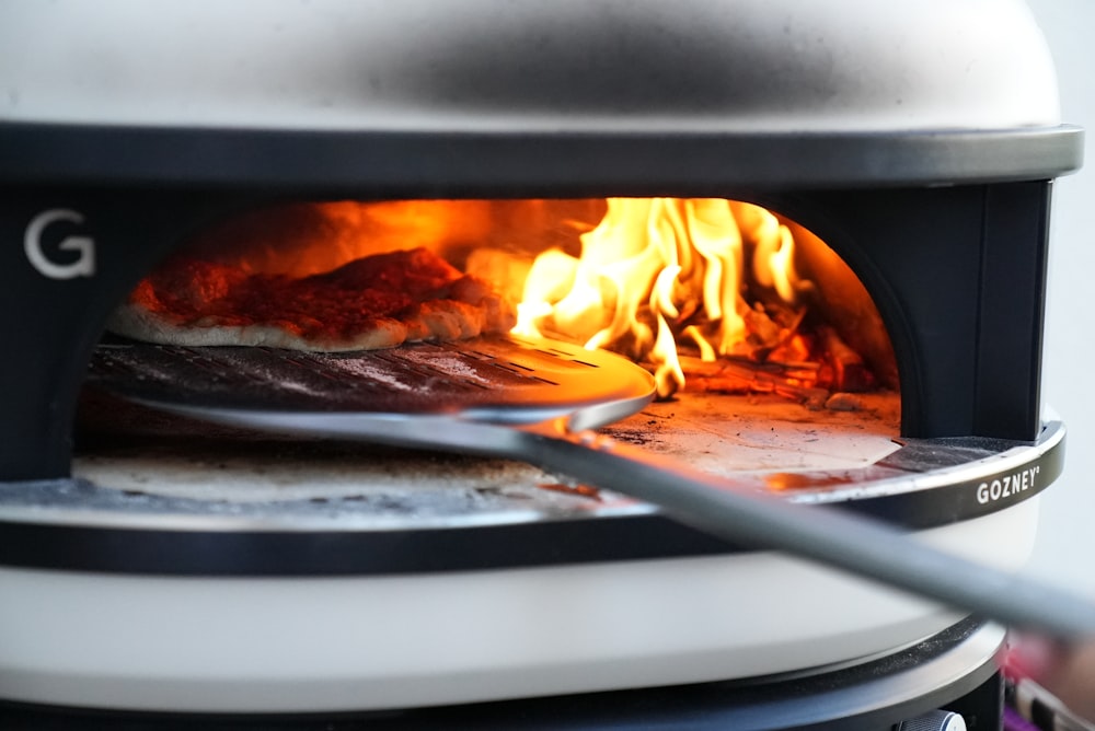 Un par de trozos de carne cocinados en un horno