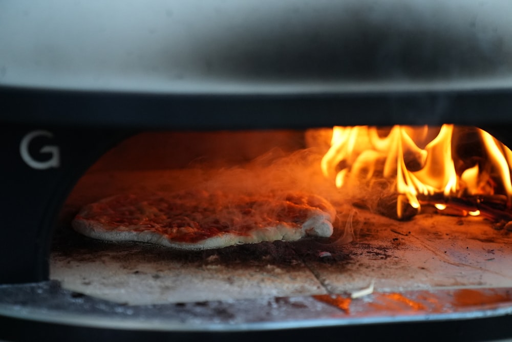 Una pizza se está cocinando en un horno