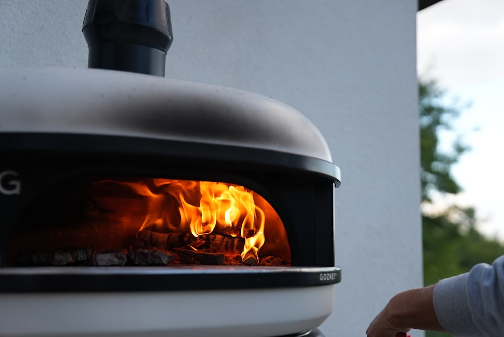 Un fuego en una parrilla